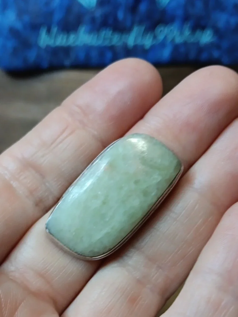 N/A pale green